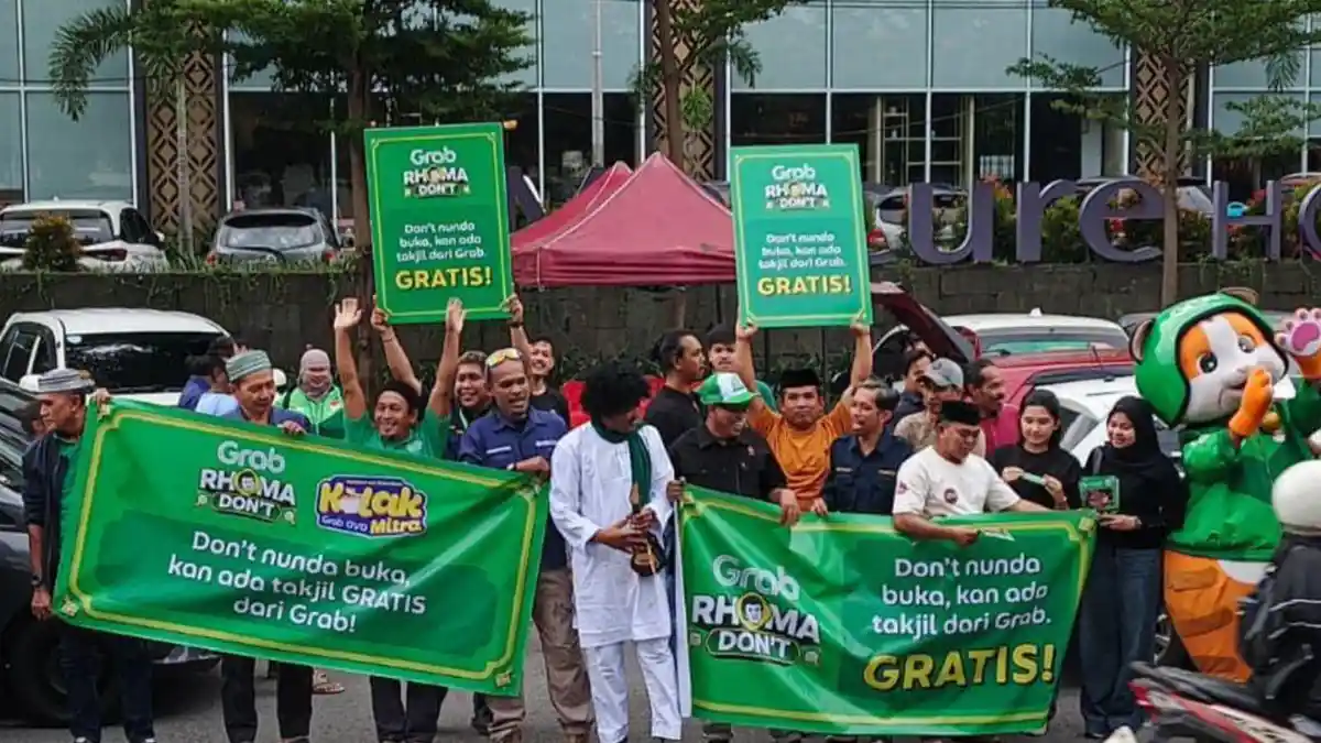 Ratusan Driver Grab Makassar Bagi 500 Takjil Gratis di Jl Pettarani dan Jl Jenderal Sudirman