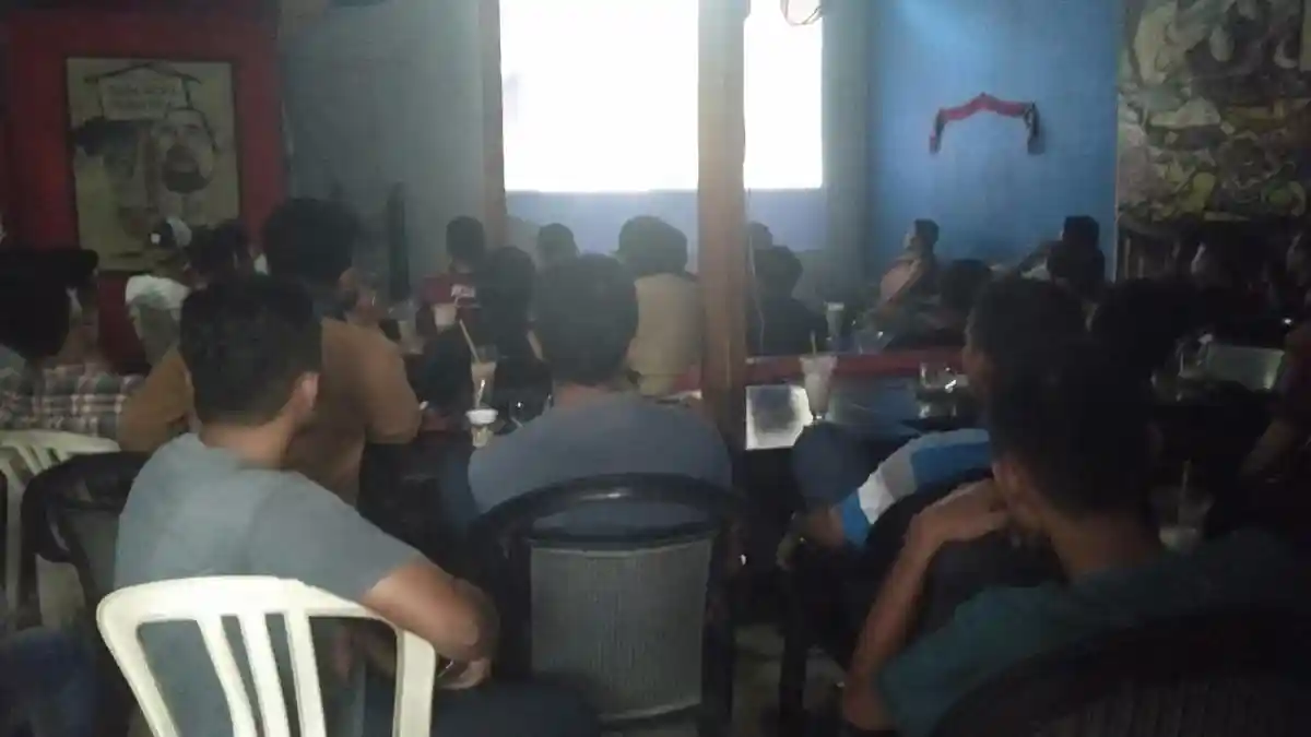 Puluhan Suporter PSM di Jeneponto Nobar di Ballak Kopi Turatea