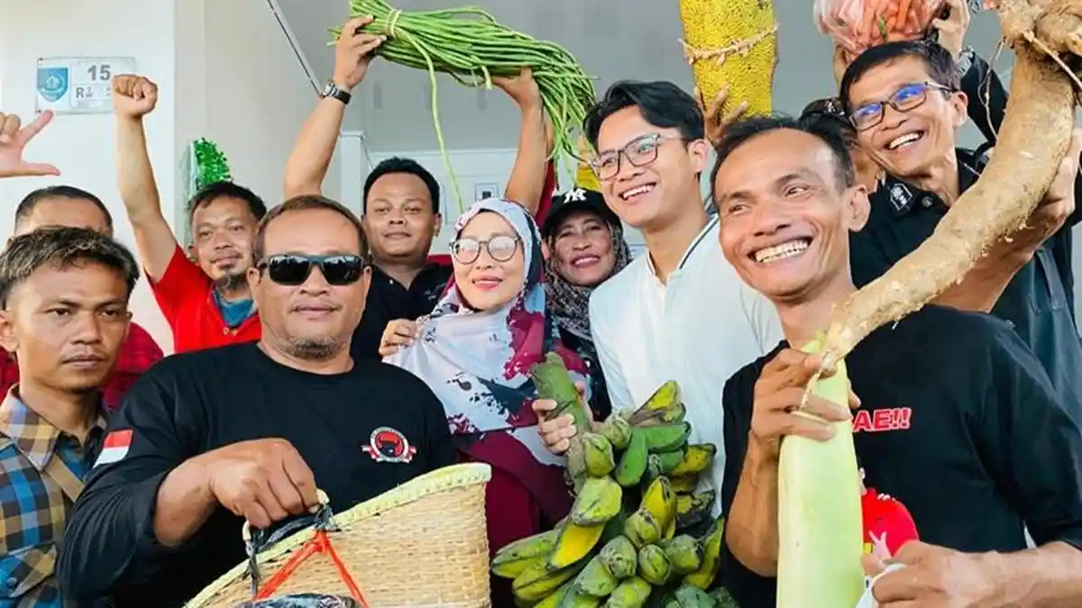 Cawabup Tegal Syaeful Mujab Dapat Dukungan Dari Koalisi Rakyat Berupa Hasil Bumi dan Ayam Jago