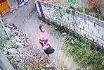 Masriah-membuang-sampah-dan-air-seni-ke-rumah-tetangga.jpg
