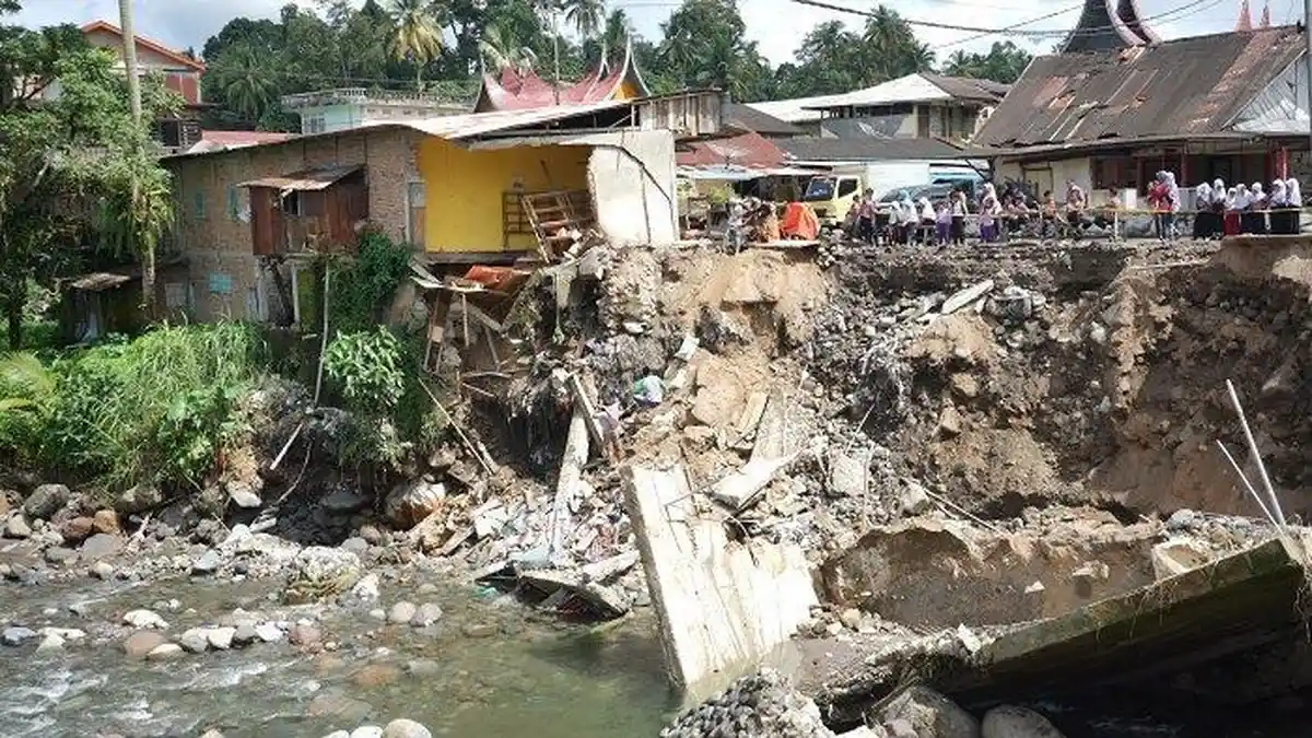 Empat Rumah Toko di Padang Pariaman Ambruk ke Sungai Dihantam Banjir Bandang