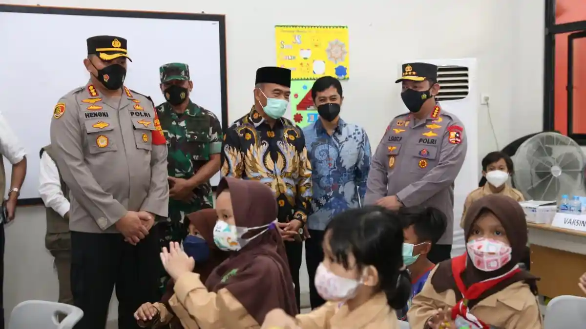 Hindari KIPI, Menko PMK Minta Petugas Vaksinasi Anak Teliti Cek Riwayat Kesehatan  