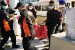 Petugas-membawa-mayat-yang-ditemukan-di-Pulau-Seribu-turun-dari-kapal-di-Dermaga-Marina-Ancol.jpg