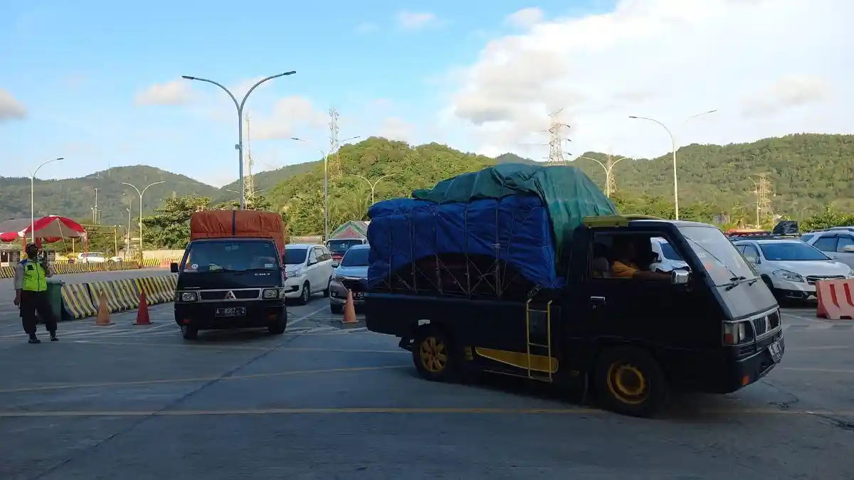Pelabuhan Merak Mulai Dipadati Bus dan Mobil Pribadi Pemudik