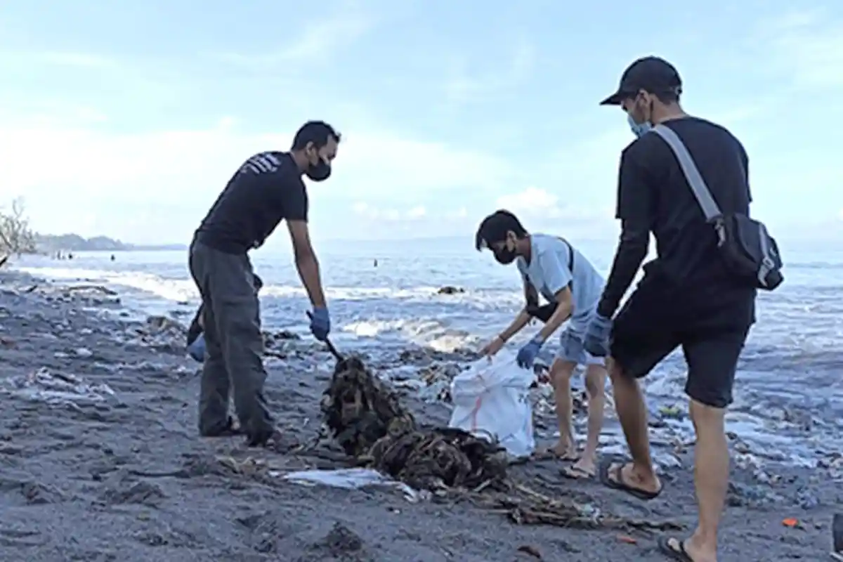 Earth Hour Bersih-bersih Pantai Loang Baloq, Temukan Banyak Sampah Tertimbun Pasir