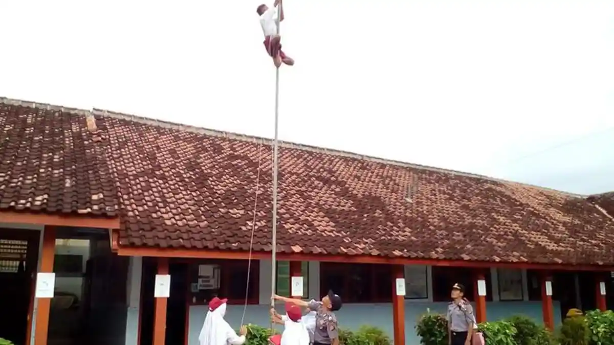 Nekat Panjat Tiang Bendera untuk Perbaiki Tali saat Upacara Berlangsung, Bocah SD Ini Dapat Hadiah