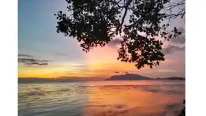 Salah-satu-pengunjung-mengabadikan-momen-sunset-atau-matahari-terbenam-DI-WATUBAING-SIKKA.jpg