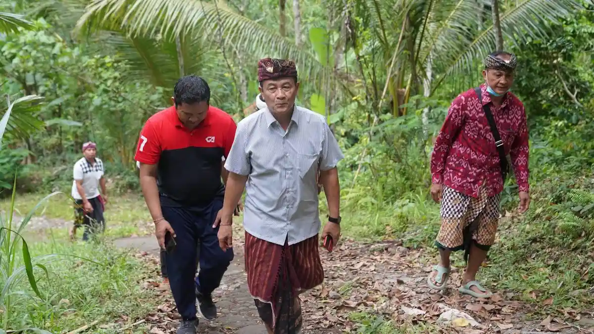 Bupati Gede Dana Memantau Proyek Infrastruktur di Karangasem Saat Hari Libur