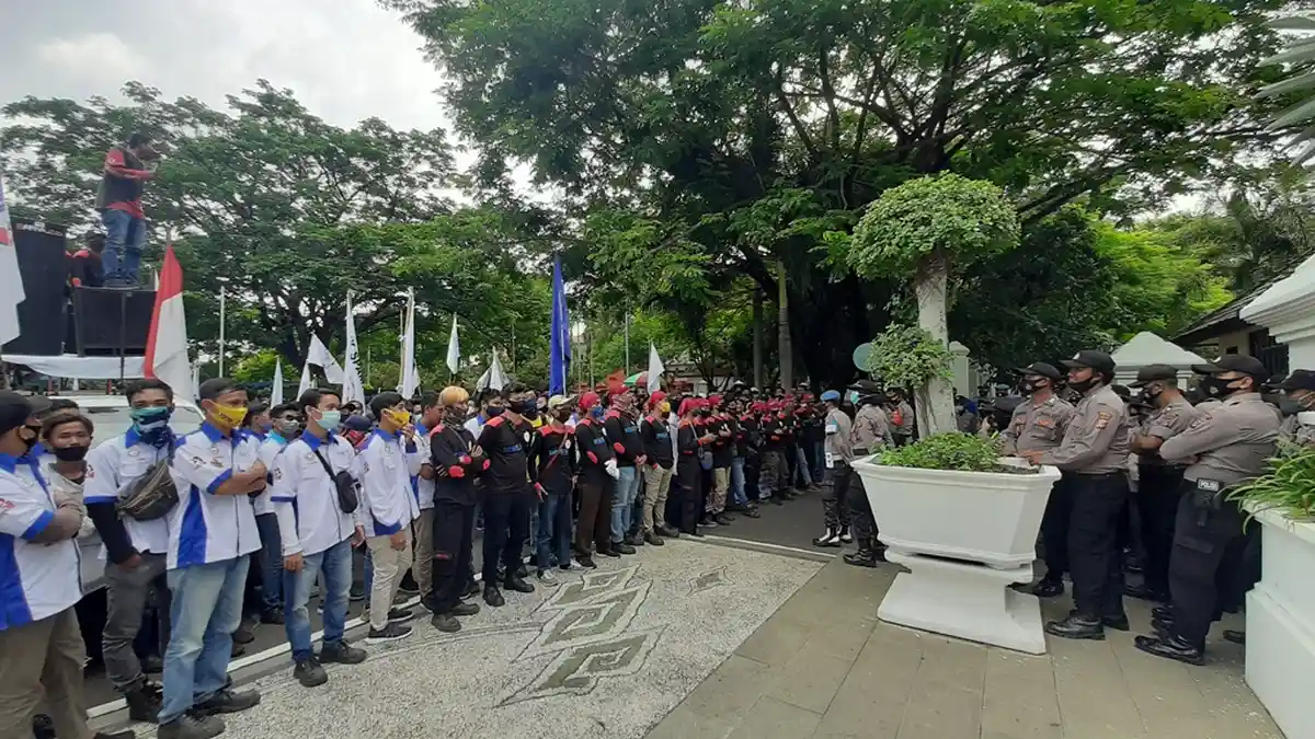 Tolak Omnibus Law, Massa FSPMI Geruduk Gedung DPRD dan Kantor Bupati Cirebon