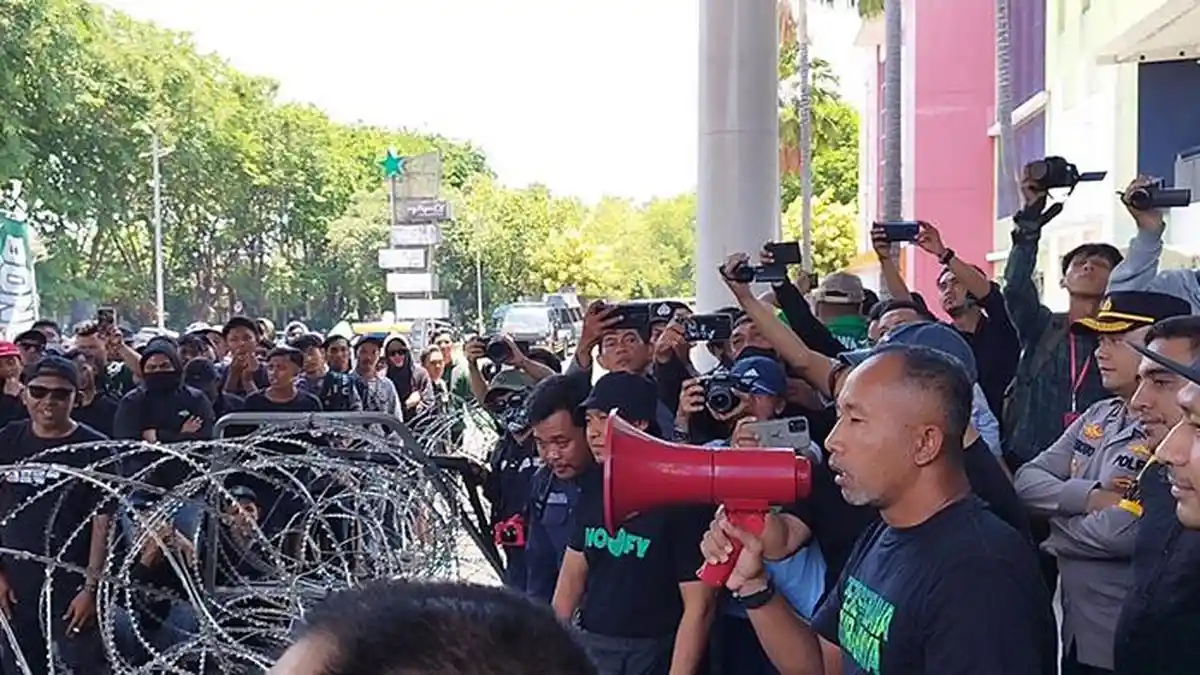 Uston Nawawi Ungkap Permintaan ke Bonek yang Demo Persebaya