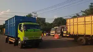 Direktorat-Lalu-Lintas-Polda-Jambi-kembali-menghentikan-transportasi-angkutan-truk-batubara.jpg