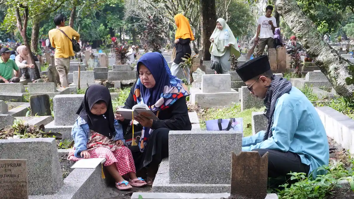 Doa Ziarah Kubur Hari Raya Idul Fitri 2025 Lengkap dengan Tata Caranya