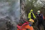 Tim-gabungan-saat-memadamkan-api-di-Gunung-Arjuno-fgs.jpg