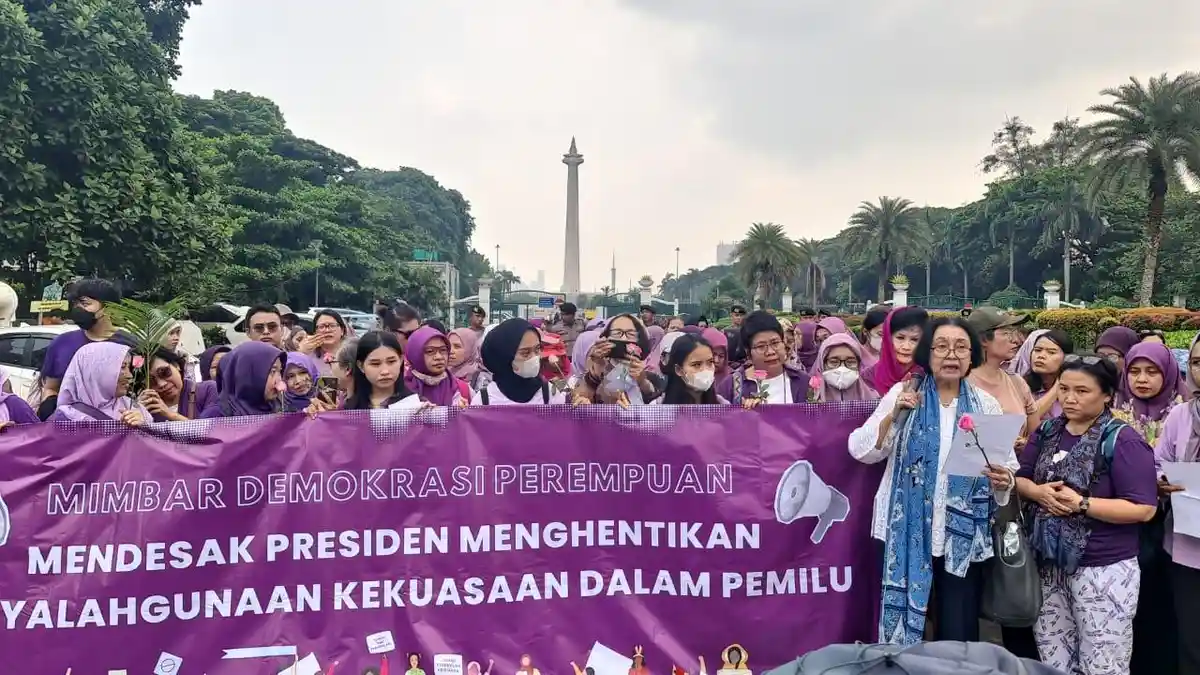Ratusan Perempuan Pakai Ungu di Monas Jakarta, Desak Presiden Jokowi tak Salah Gunakan Kekuasaan