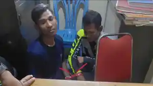 dua-orang-laki-laki-saat-transaksi-obat-obatan-terlarang-di-jatinangor.jpg