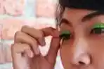Menggunakan Eye Shadow Tempelan Lebih Praktis