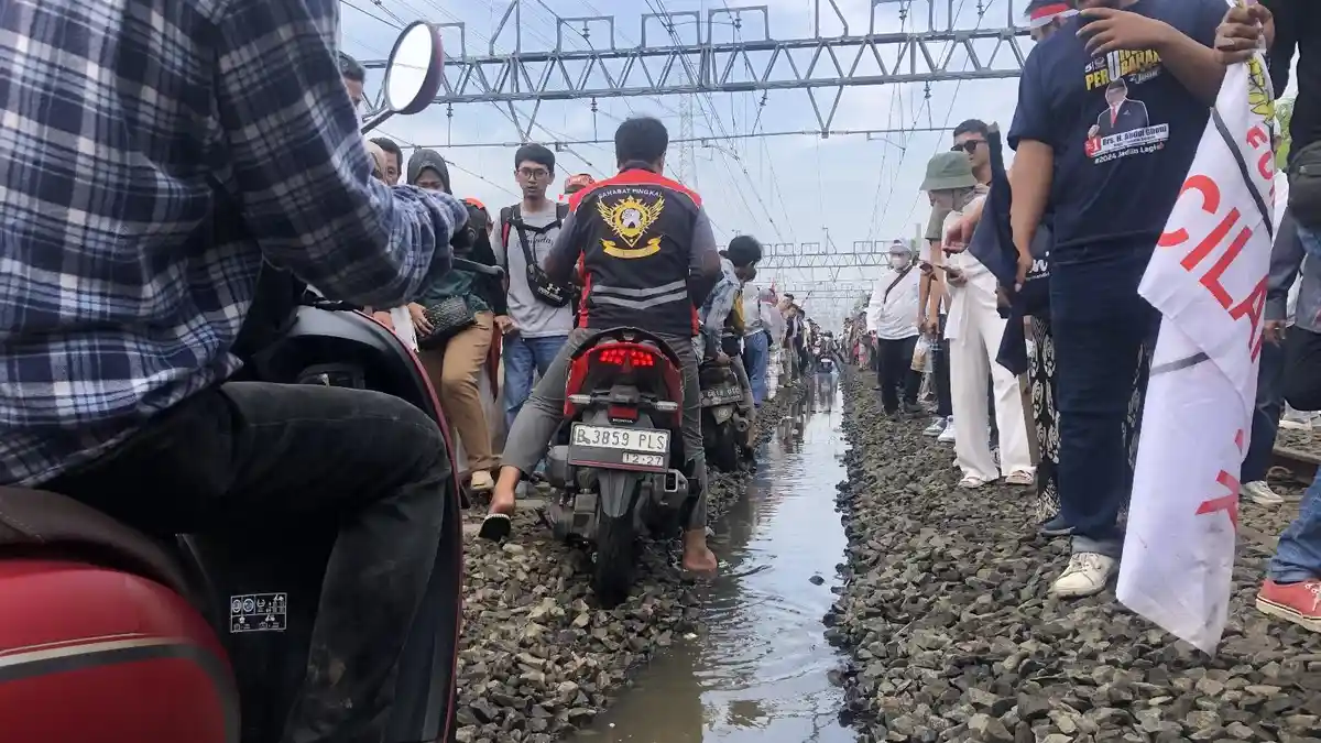 Kampanye Anies-Imin Bikin Macet, Pengendara Motor Nekat Melintas di Jalur Kereta
