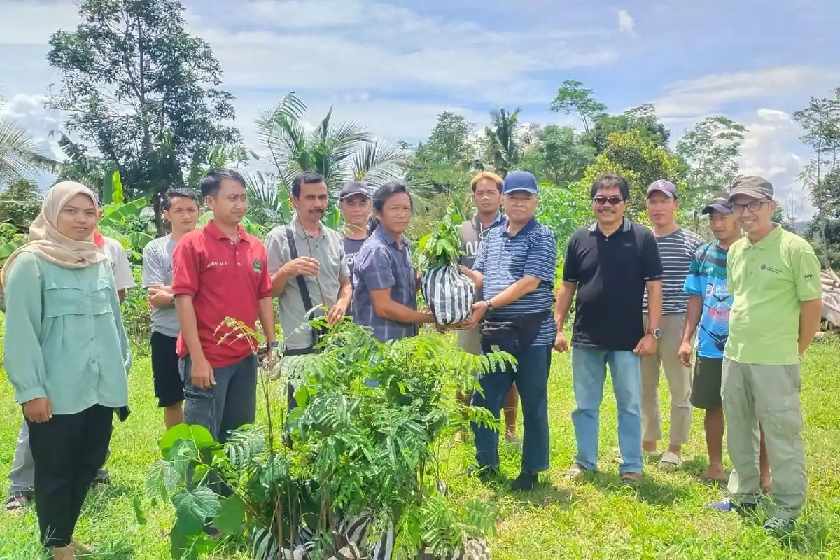 Pascasarjana UNSOED Membantu Bibit Pohon Dalam Rangka Restorasi Habitat Burung di Curug Juneng