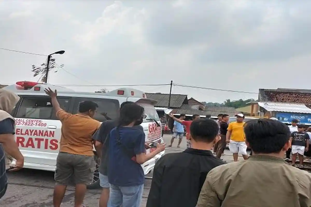 Jasad Siswi SMP Tewas Tersambar Kereta Dievakuasi ke RSUDAM Bandar Lampung