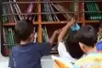 Ambil Buku dari Perpustakaan Keliling Bermotor