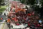 Ribuan The Jakmania Demo di Seberang Istana