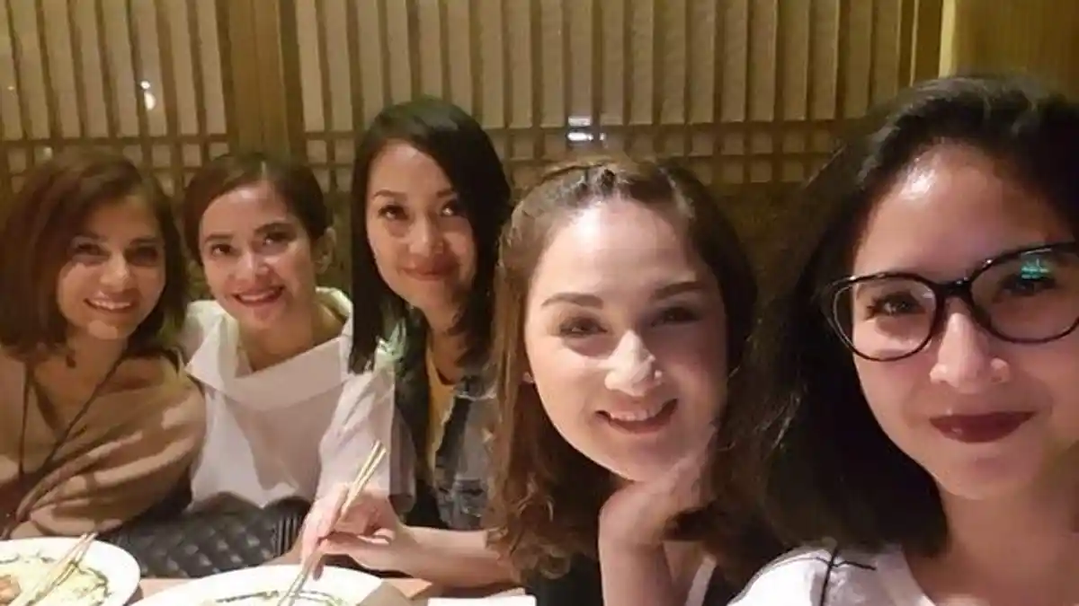 Intip Potret Kekompakan Geng Mona Ratuliu Bersama Para Artis Saat Berkumpul Bersama