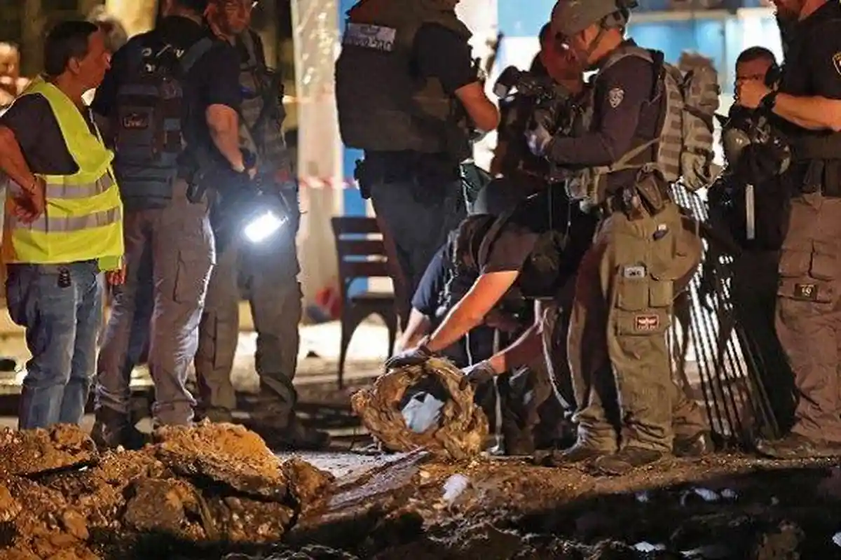 Sebuah Truk Diduga Sengaja Tabrak Bus dan Halte Dekat Pangkalan Militer Israel