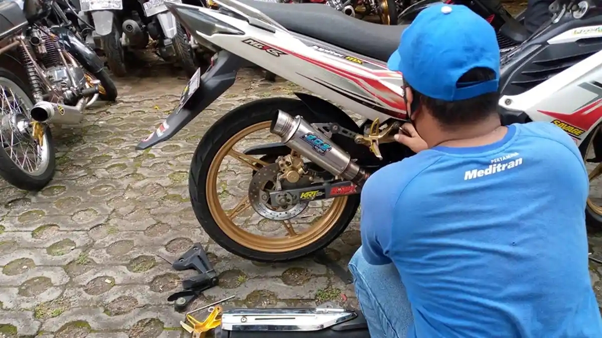 Bikin Kaget, Suara Ledakan di Knalpot Kadang Muncul saat Motor Distarter Engkol. Ini Penyebabnya
