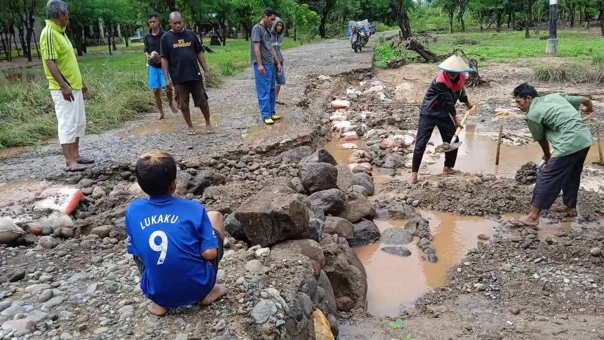 Aksi Protes Terhadap Pemerintah, Warga Napungelang Sikka Perbaiki Jalan Secara Swadaya