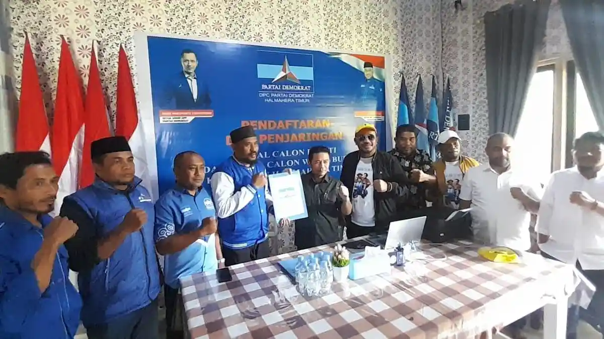Paslon Ubaid Yakub-Anjas Taher Kembalikan Formulir Pendaftaran Demokrat Halmahera Timur