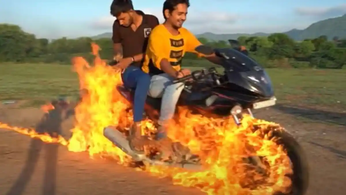 YouTuber Nekat Tiru Gaya Ghost Rider, Bakar Motor dan Kendarai, Tonton Videonya di Sini