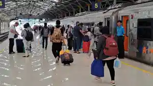 Situasi-keberangkatan-penumpang-di-salah-satu-peron-di-Stasiun-Bandung-Senin-842024.jpg
