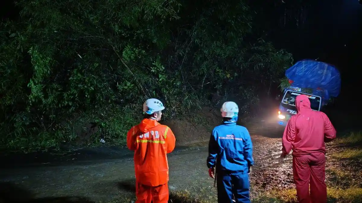 Jalur Alternatif Penghubung Sumedang-Subang Terputus Akibat Longsor di Rancakalong