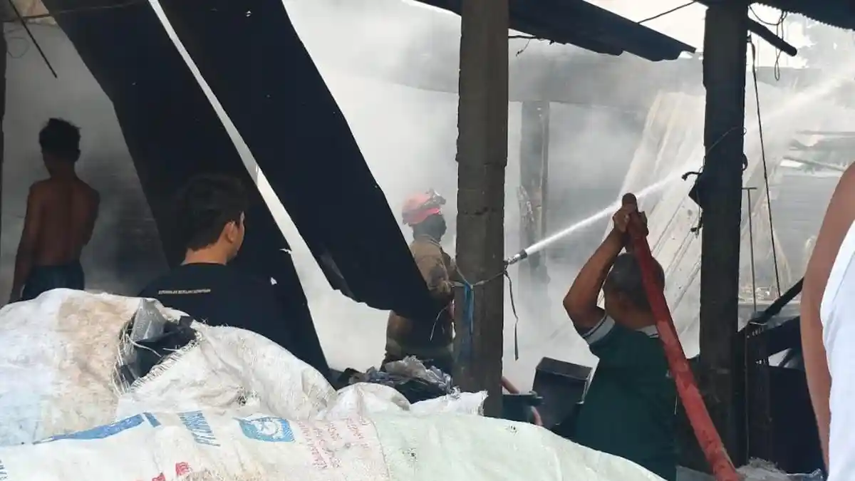 Gudang Rongsokan di Tambakrejo Jombang Ludes Terbakar, Warga Sempat Padamkan Api Pakai Alat Seadanya