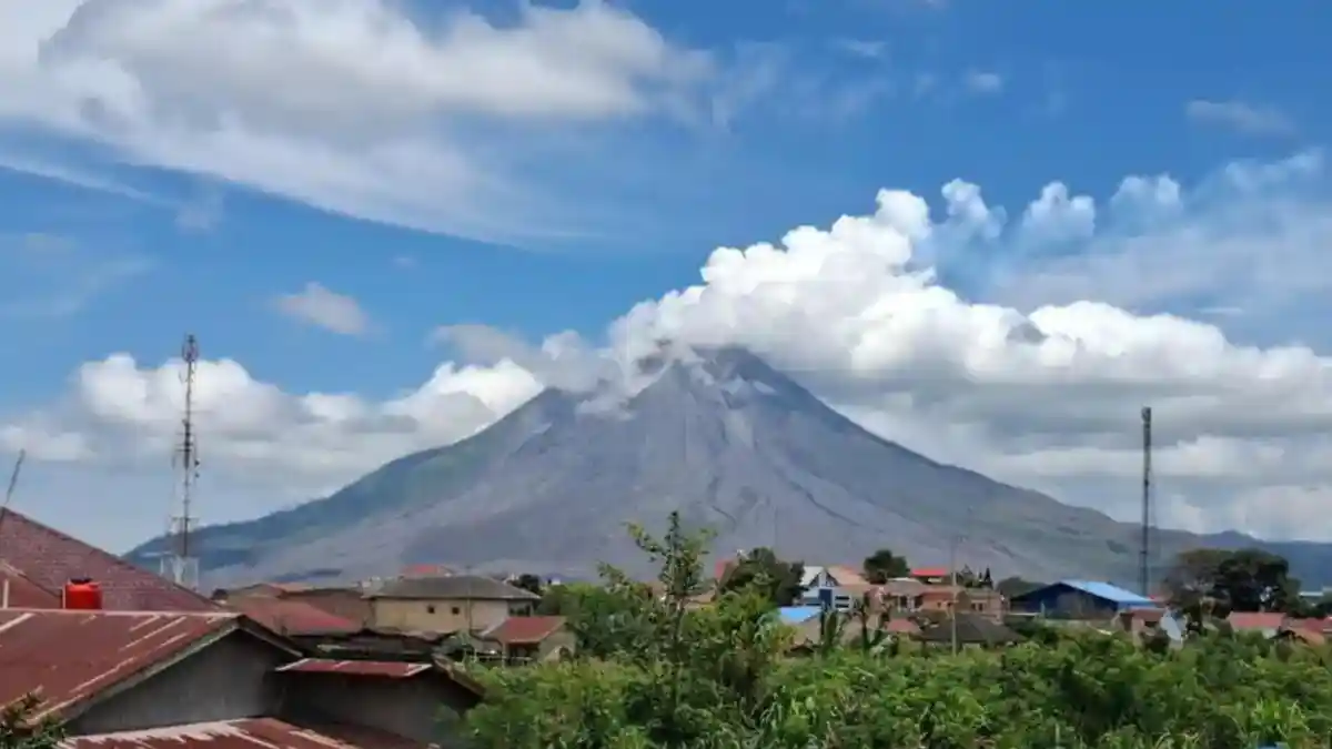 Aktivitas Menurun Setelah Erupsi, Status Gunung Sinabung Kembali Turun ...