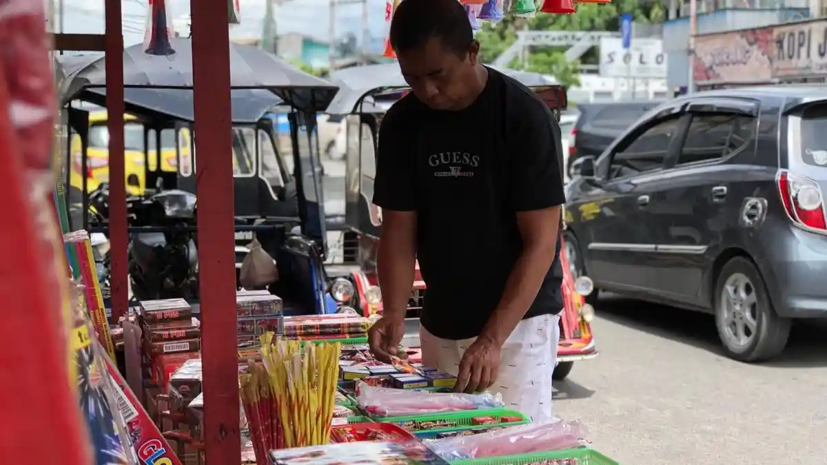 Sosok Ucon, Kakek Penjual Kembang Api di Kawasan Kota Tua Gorontalo ...