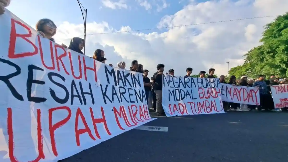 Demo Mahasiswa Warnai Peringatan Hari Buruh Internasional di Alun-alun Purwokerto