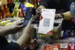 Pelanggan Melakukan Transaksi Pembayaran Lewat QRIS