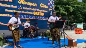 Personil-Jeruji-Band-saat-tampil.jpg