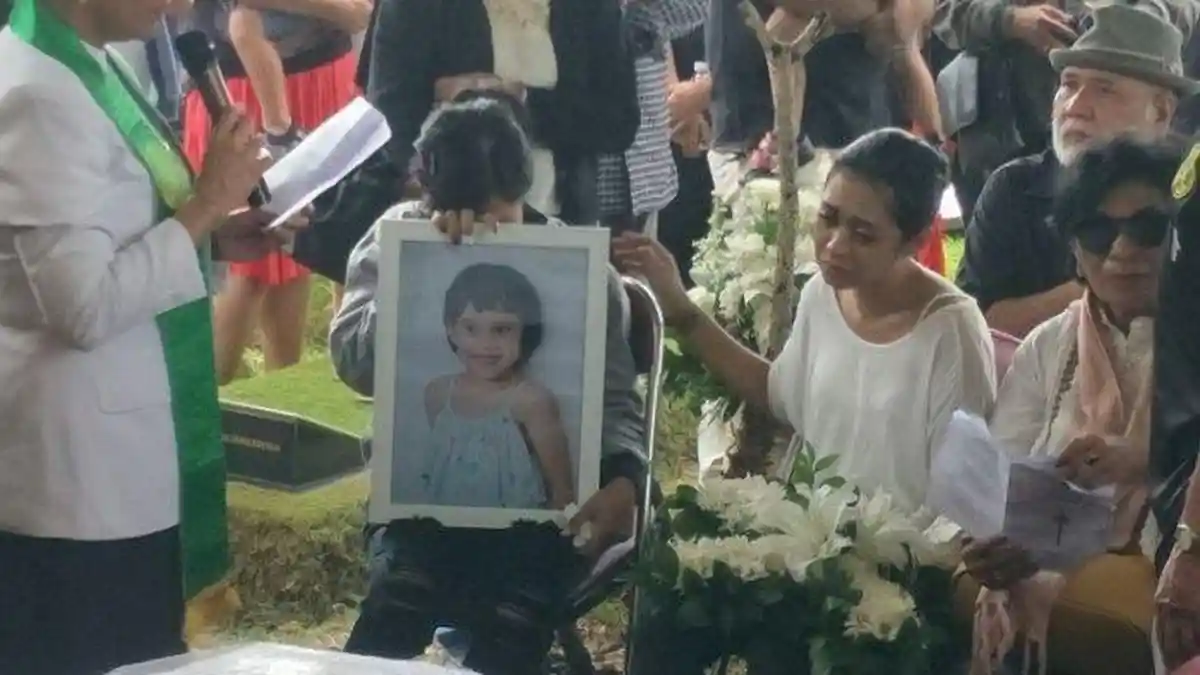 Isak Tangis dan Teriakan Iringin Pemakaman Putri Karen Idol, Arya Satria Tak Hadir, Kenapa?