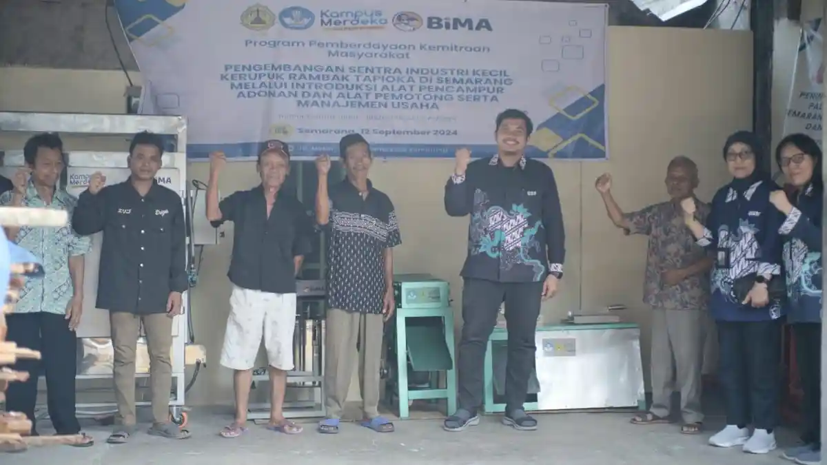 Tim PkM USM Perkenalkan Alat Pencampur dan Pemotong Otomatis di UD Mekar Semarang