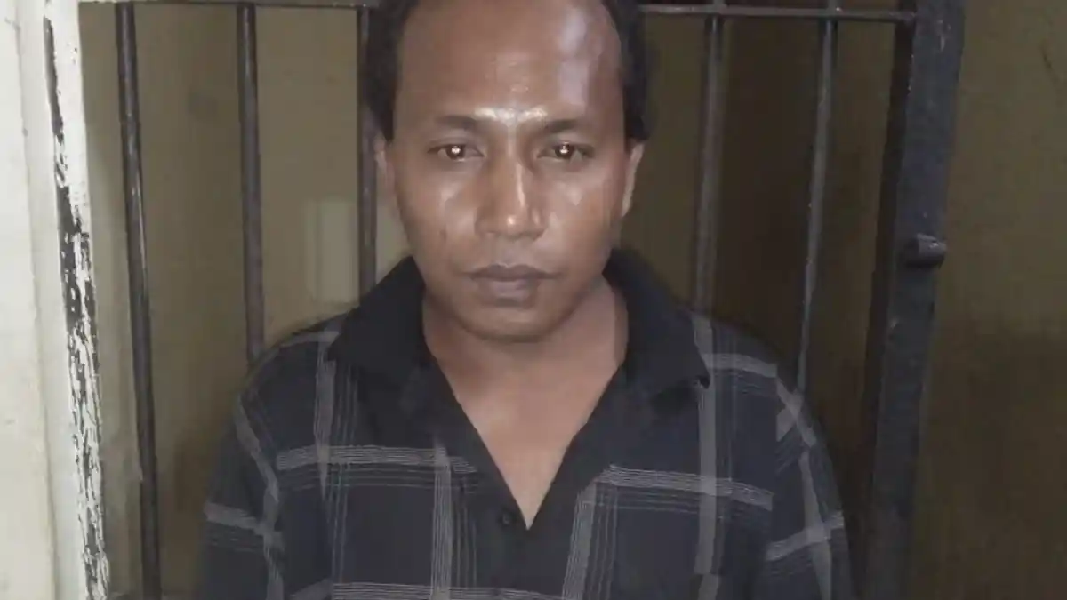 Warga Paniki Ini Tebas Tangan Ayah Tirinya, Lalu Serahkan Diri ke Polisi