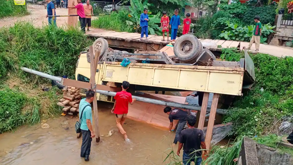 BREAKING NEWS, Sebuah Truk Terbalik di Jembatan Sei Tering Melcem Batam