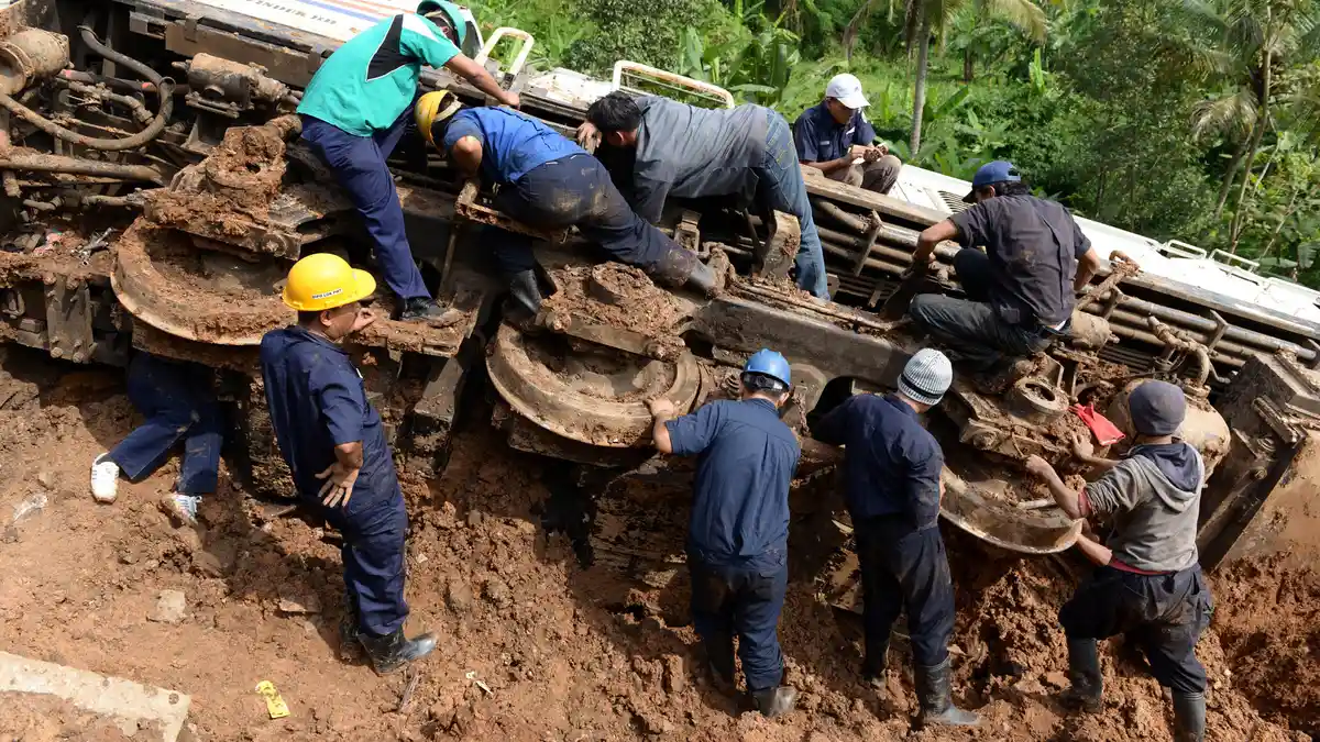 Guyuran Hujan Tidak Menghentikan Proses Perbaikan Rel