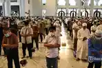 jemaah-menunaikan-salat-jumat-dengan-shaf-berjarak-1-meter-di-masjid-nasional-al-akbar.jpg