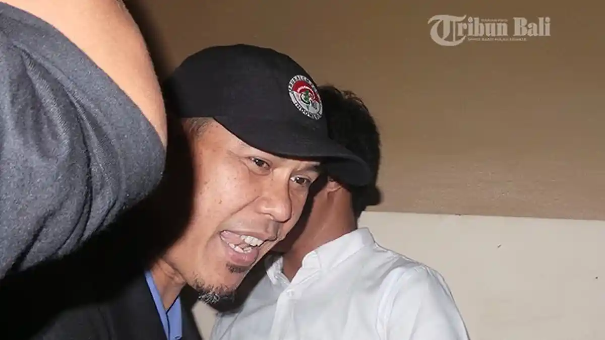 BREAKING NEWS: Munarman Ditangkap Densus 88 Diduga Terkait Terorisme