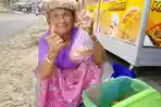 Kisah Nenek Bunga, Bertahan Hidup dengan Jualan Pisang Goreng Door to Door di Kota Makale