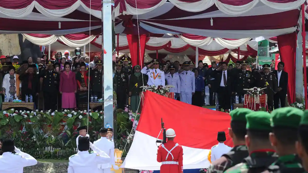 Wisatawan Antusias Lihat Perayaan HUT RI di Pantai Bebas Danau Toba