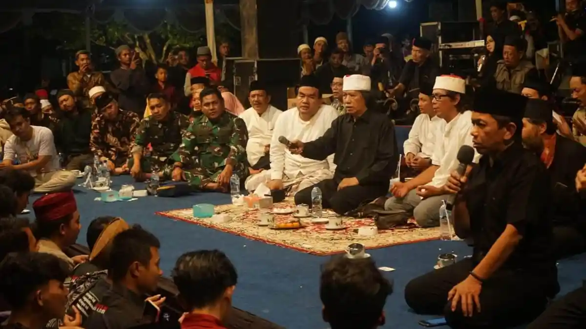 Ribuan Pecinta Jamaah Maiyah Tumpah Ruah di Alun-alun Blora, Antusias Sinau Bareng Cak Nun