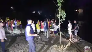 Proses-evakuasi-pemuda-yang-terseret-arus-di-Sungai-Petanu-896.jpg